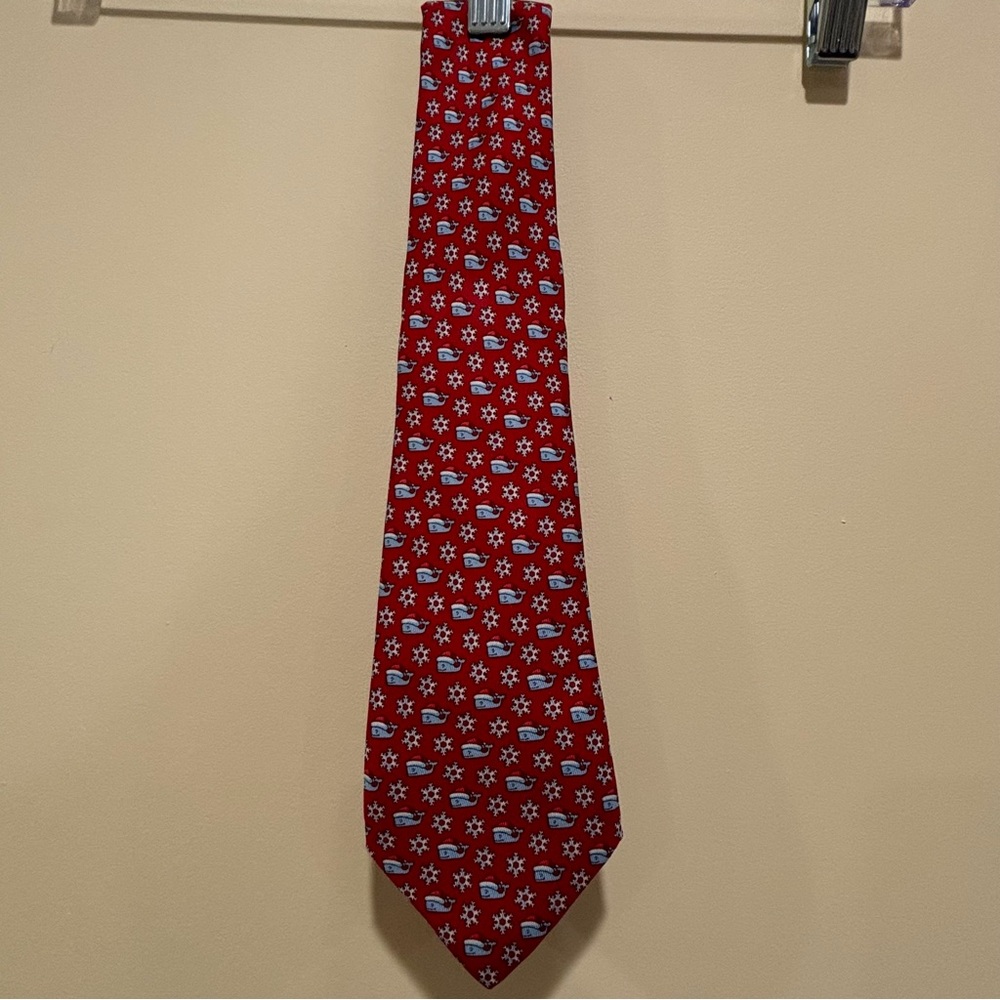 Vineyard Vines Red Holiday Tie – Whales & Snowflakes Print